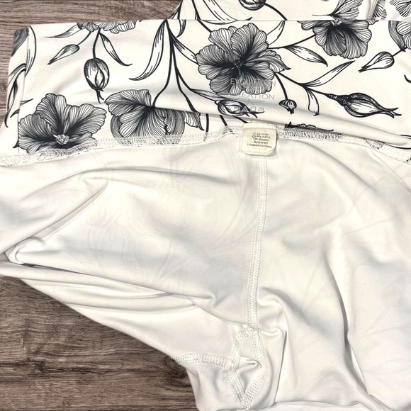 Evolution & Creation White Black Floral Print Leggings size M - Picture 8 of 8